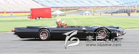 世界上最“扁”的汽車 躺著開！