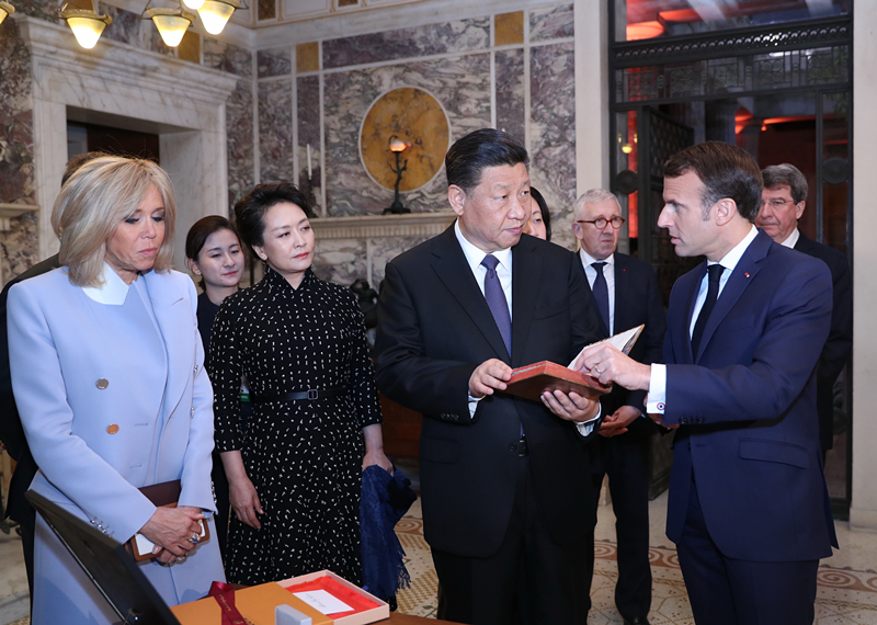2019年3月24日，習(xí)近平在法國尼斯會見法國總統(tǒng)馬克龍。會見前，馬克龍向習(xí)近平贈送1688年法國出版的首部《論語導(dǎo)讀》法文版原著。