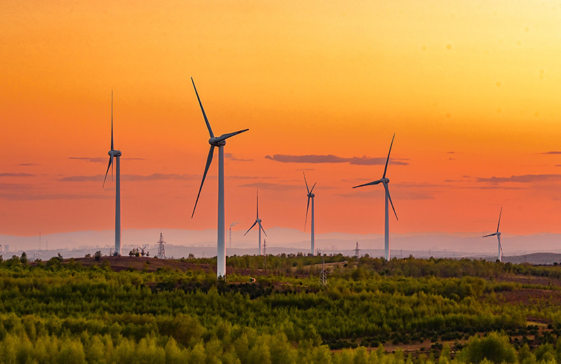2023年5月23日清晨拍攝的內(nèi)蒙古興安盟烏蘭浩特市呼和馬場(chǎng)風(fēng)力光伏發(fā)電場(chǎng)內(nèi)的風(fēng)機(jī)。