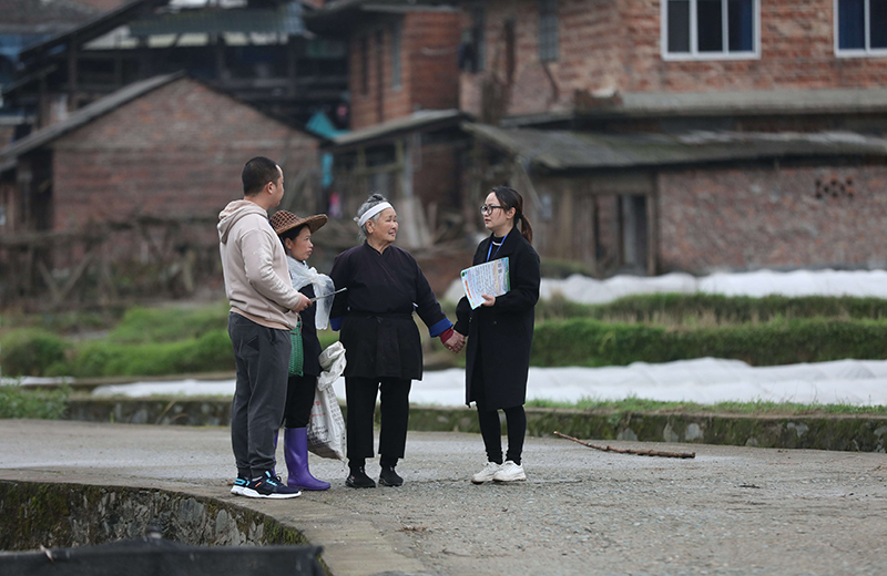 2022年3月24日，在廣西柳州市三江侗族自治縣良口鄉(xiāng)南寨村，紀(jì)檢監(jiān)察干部（右一、左一）在了解惠農(nóng)政策落實(shí)情況。
