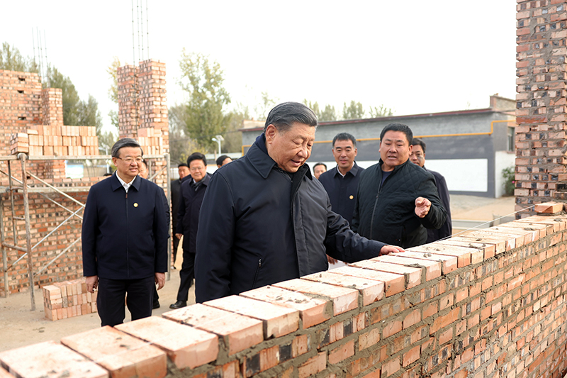 2023年11月10日，習(xí)近平總書記在河北保定涿州市刁窩鎮(zhèn)萬(wàn)全莊村房屋重建施工現(xiàn)場(chǎng)考察。