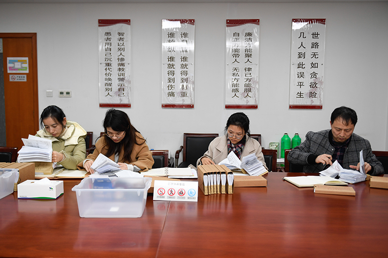 2020年1月8日，浙江寧波市北侖區(qū)紀(jì)委工作人員在檢查北侖區(qū)大數(shù)據(jù)發(fā)展管理中心2019年的公款消費(fèi)票據(jù)，查找是否存在違規(guī)問(wèn)題。