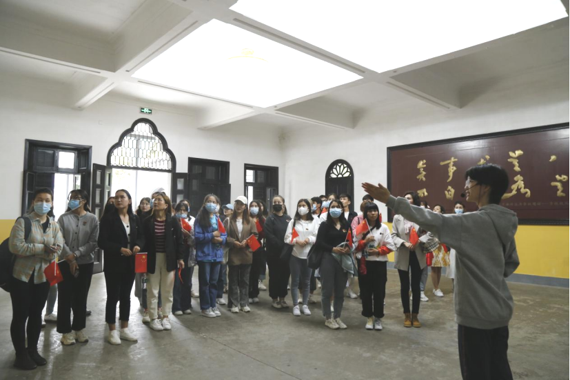 2021年5月20日，在喜迎中國共產(chǎn)黨建黨100周年之際，我校開展了少數(shù)民族學(xué)生“學(xué)黨史、感恩黨、跟黨走”紅色研學(xué)活動。