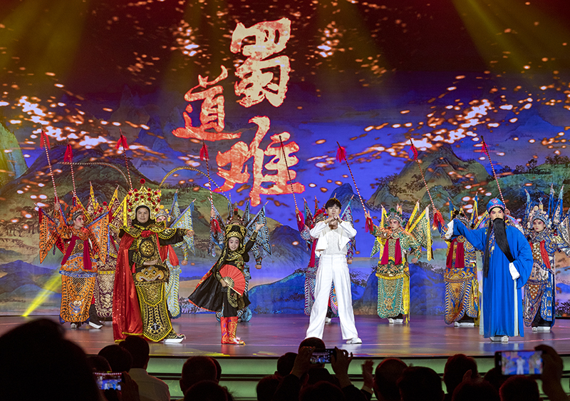 2023年10月13日，成都，“把青春華章寫在祖國(guó)大地上”大思政課網(wǎng)絡(luò)主題宣傳和互動(dòng)引導(dǎo)活動(dòng)在四川大學(xué)舉行。