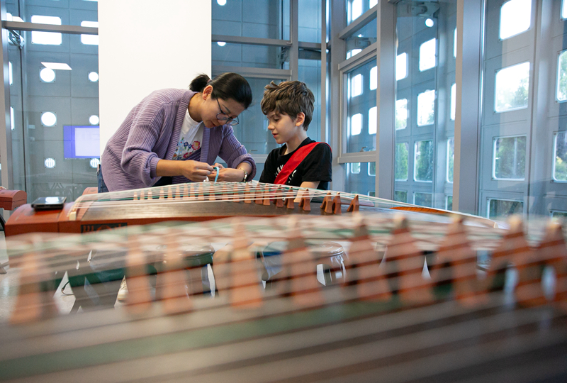 4月29日，在塞爾維亞貝爾格萊德中國文化中心，古箏指導(dǎo)老師王宣（左）在教學(xué)。新華社記者 李京 攝