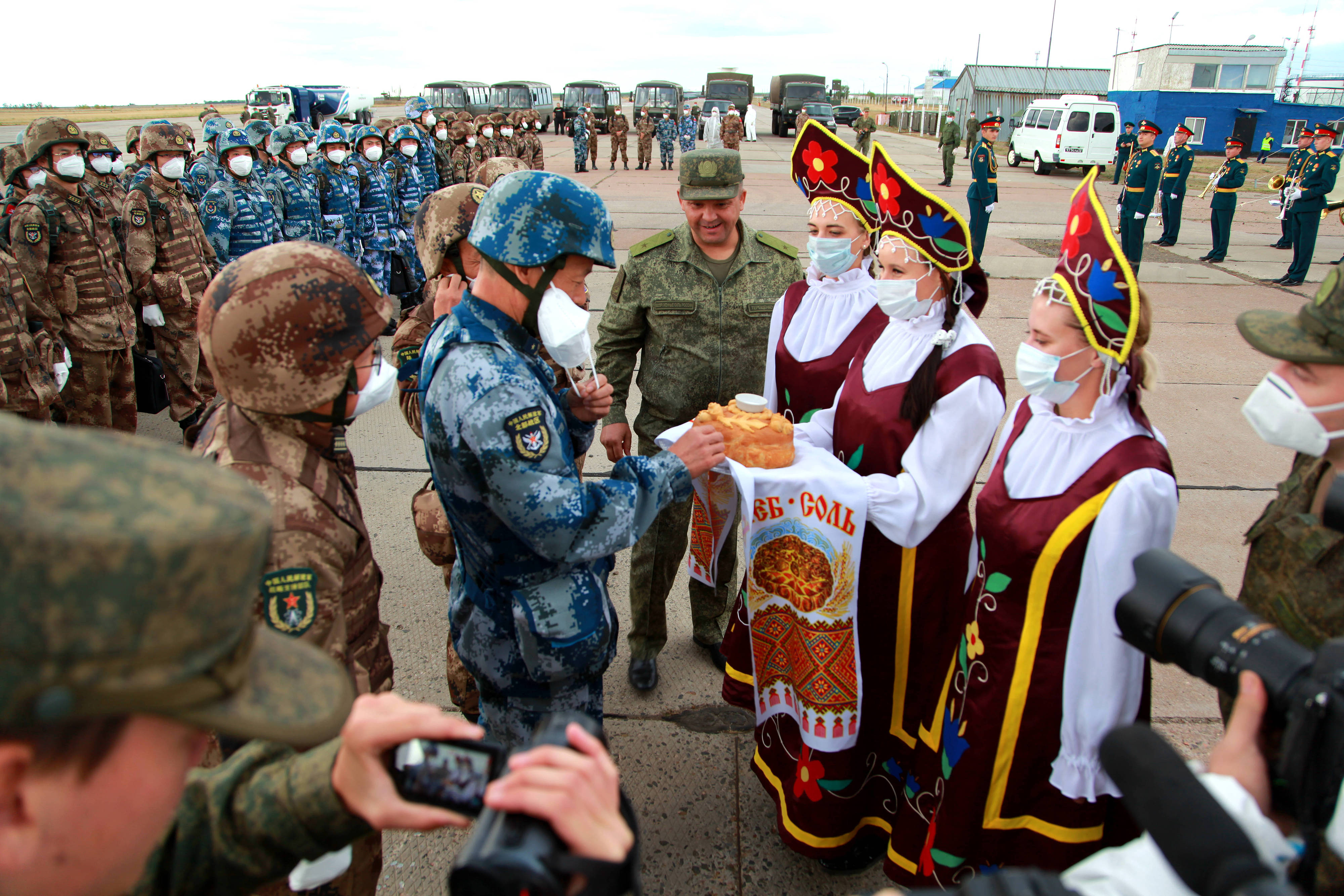 當(dāng)?shù)貢r間2021年9月10日，跨境參加“和平使命-2021”上海合作組織成員國聯(lián)合反恐軍演的中方部隊導(dǎo)演部抵達(dá)俄羅斯奧倫堡“東古茲”靶場演習(xí)地域。圖為俄方人員為中方人員舉行歡迎儀式。