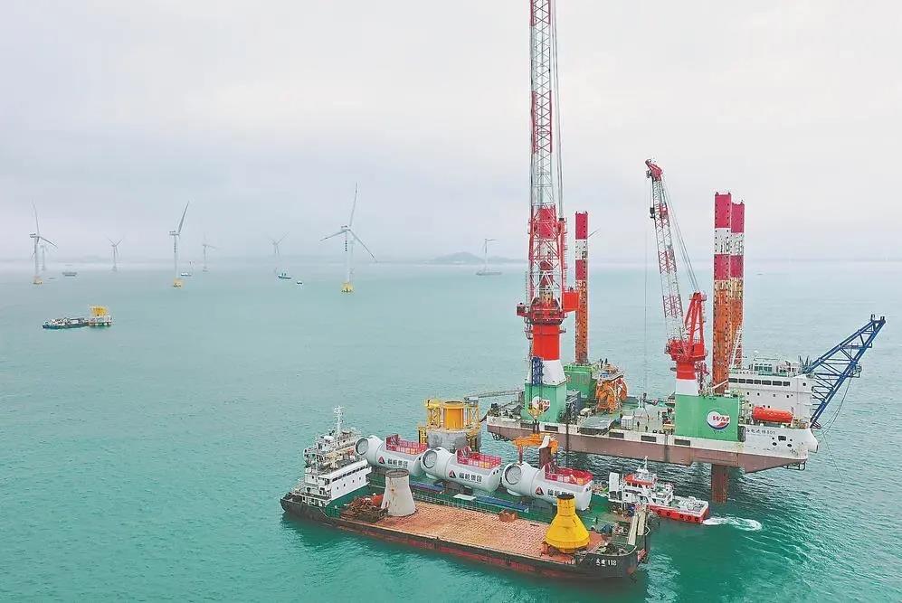 福能集團曾是“一煤獨大”的老國企，近年來積極轉(zhuǎn)型，布局新能源、新材料、醫(yī)療健康等領(lǐng)域。圖為福能集團三川海上風(fēng)電項目。（資料圖片）