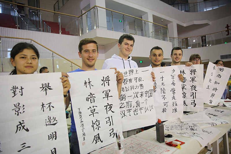2017年6月5日，來自青島大學(xué)和中國石油大學(xué)（華東）的外國留學(xué)生在展示剛剛現(xiàn)場完成的書法作品。