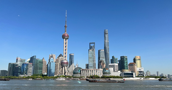 沿蘇州河遠眺陸家嘴城市建筑群。人民網 馬作鵬 攝