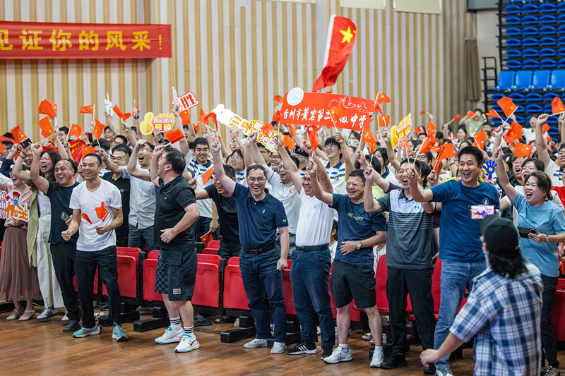 北京時(shí)間7月27日，2024年巴黎奧運(yùn)會(huì)首個(gè)比賽日，在射擊10米氣步槍混合團(tuán)體比賽中，中國(guó)選手黃雨婷/盛李豪獲得金牌。圖為黃雨婷的母校師生們通過(guò)收看奧運(yùn)直播的方式為她加油助威。