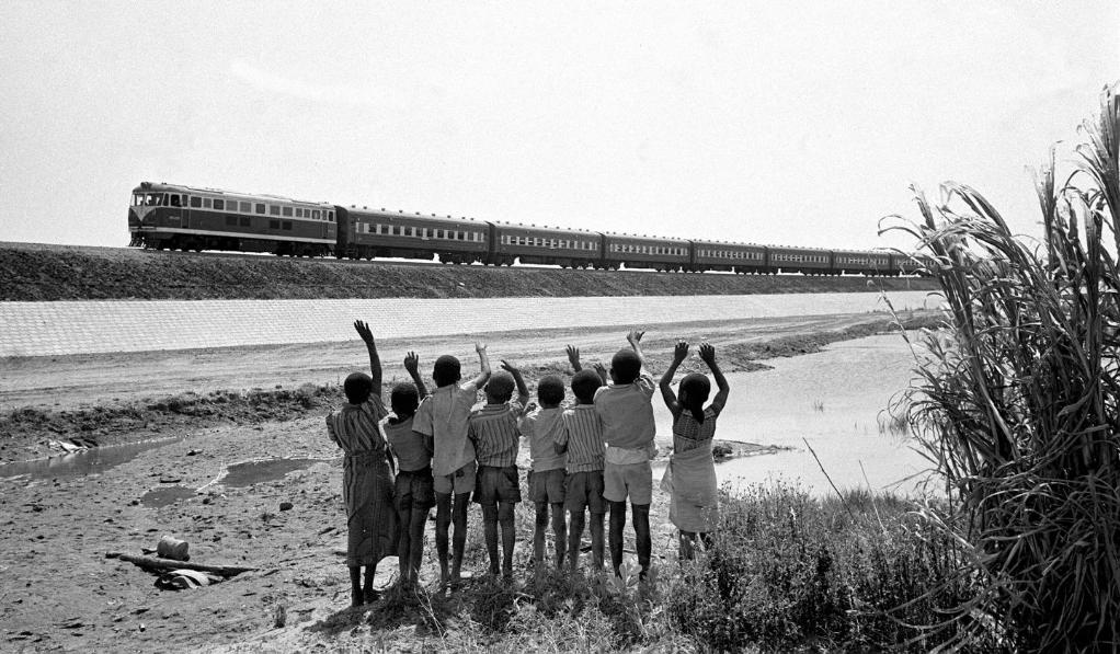 贊比亞魯西瓦西湖畔的少年兒童歡迎坦贊鐵路的列車通到他們的家鄉(xiāng)（1976年攝）。