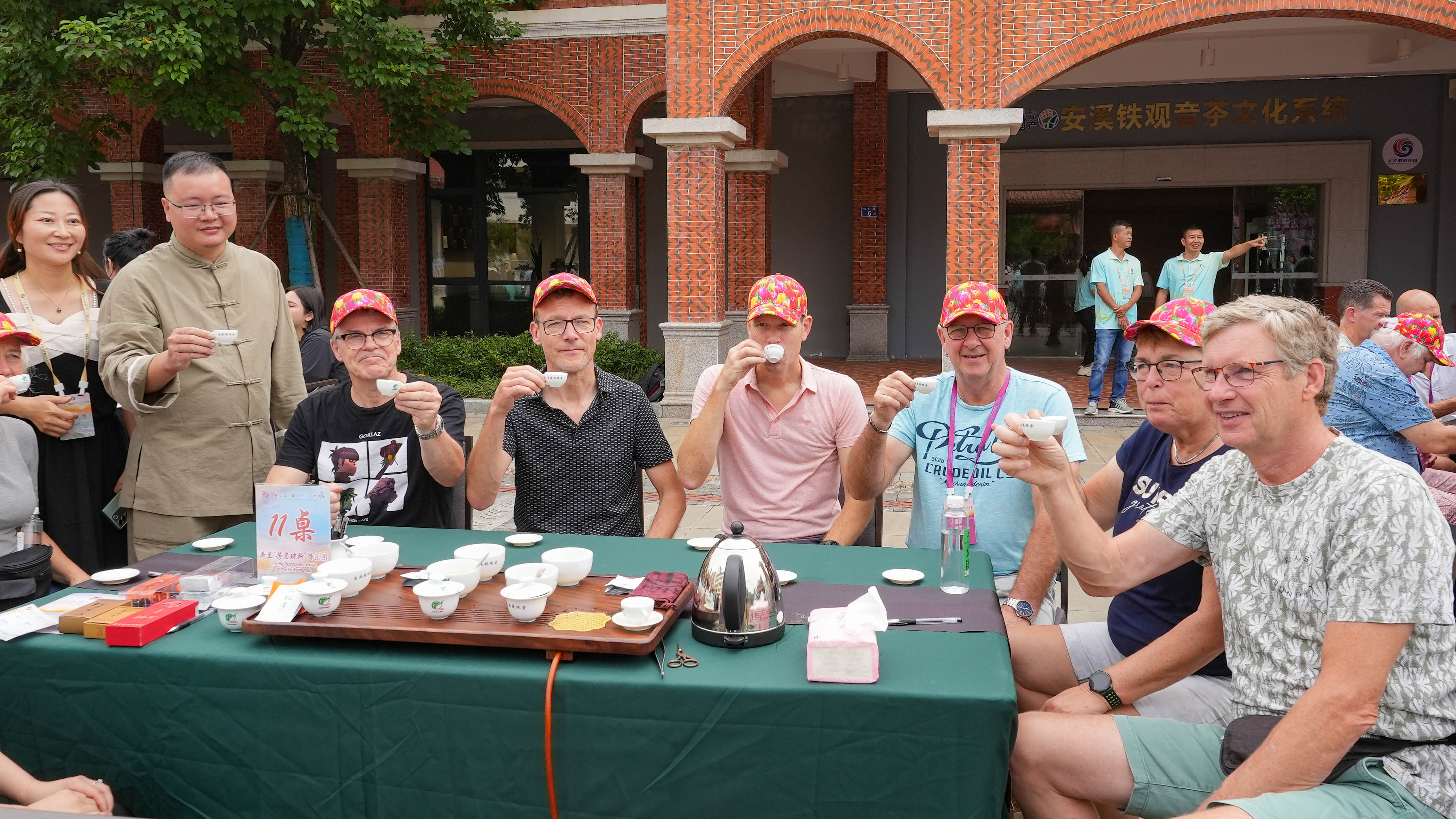 △2023年10月4日，福建泉州，外國人品中國茶。